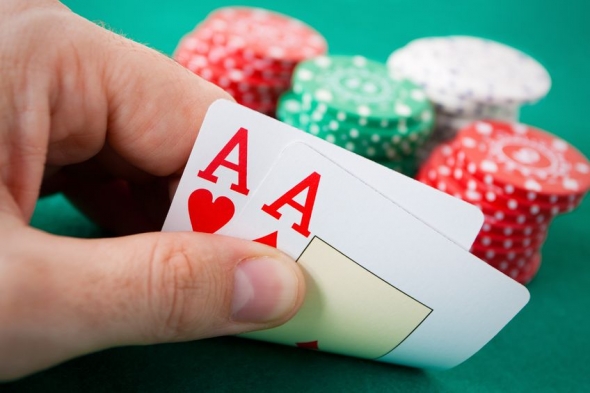 pocket-aces-on-flop_590x393